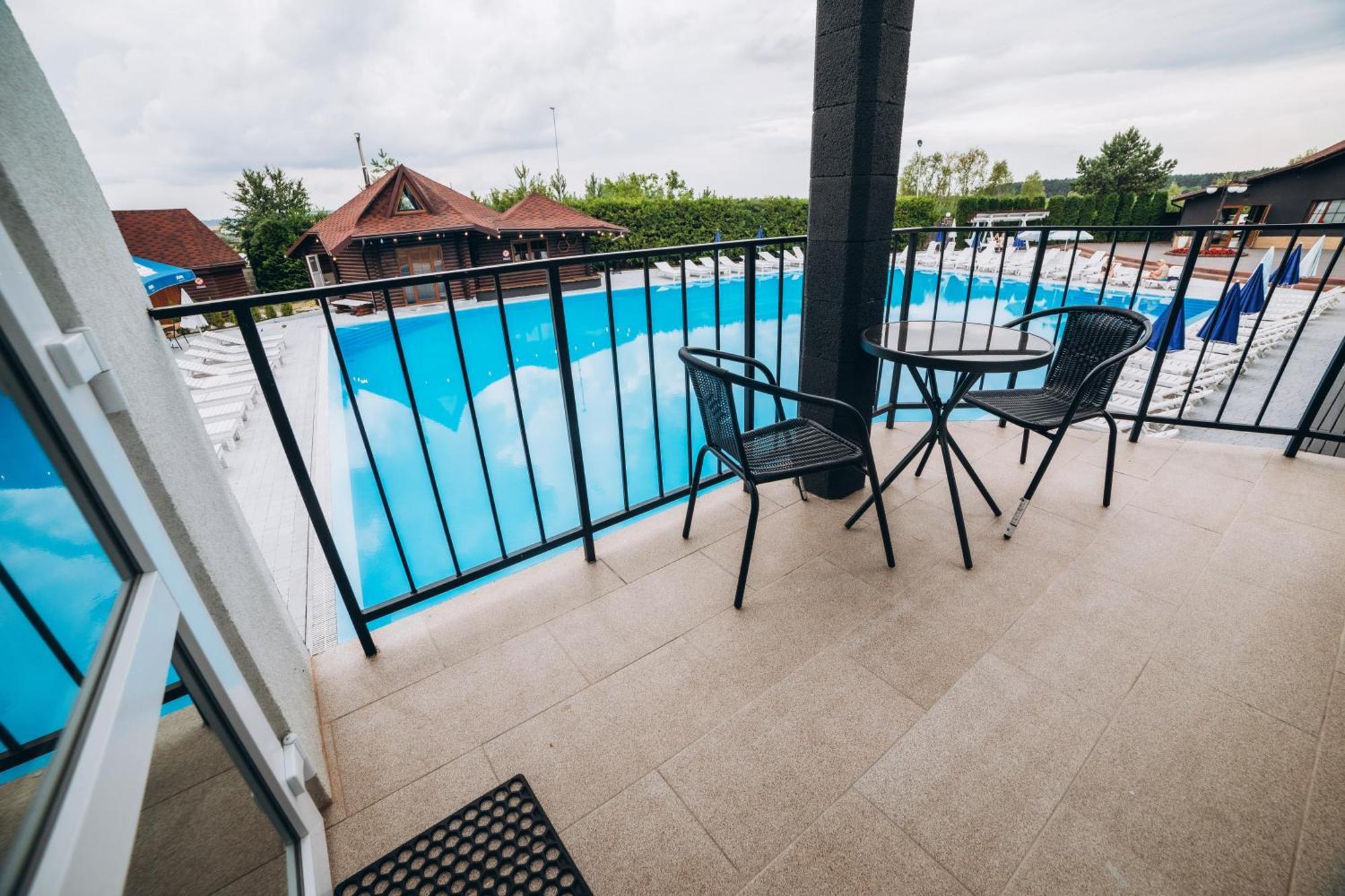 Avalon Hotel&pool فندق Yelikhovichi